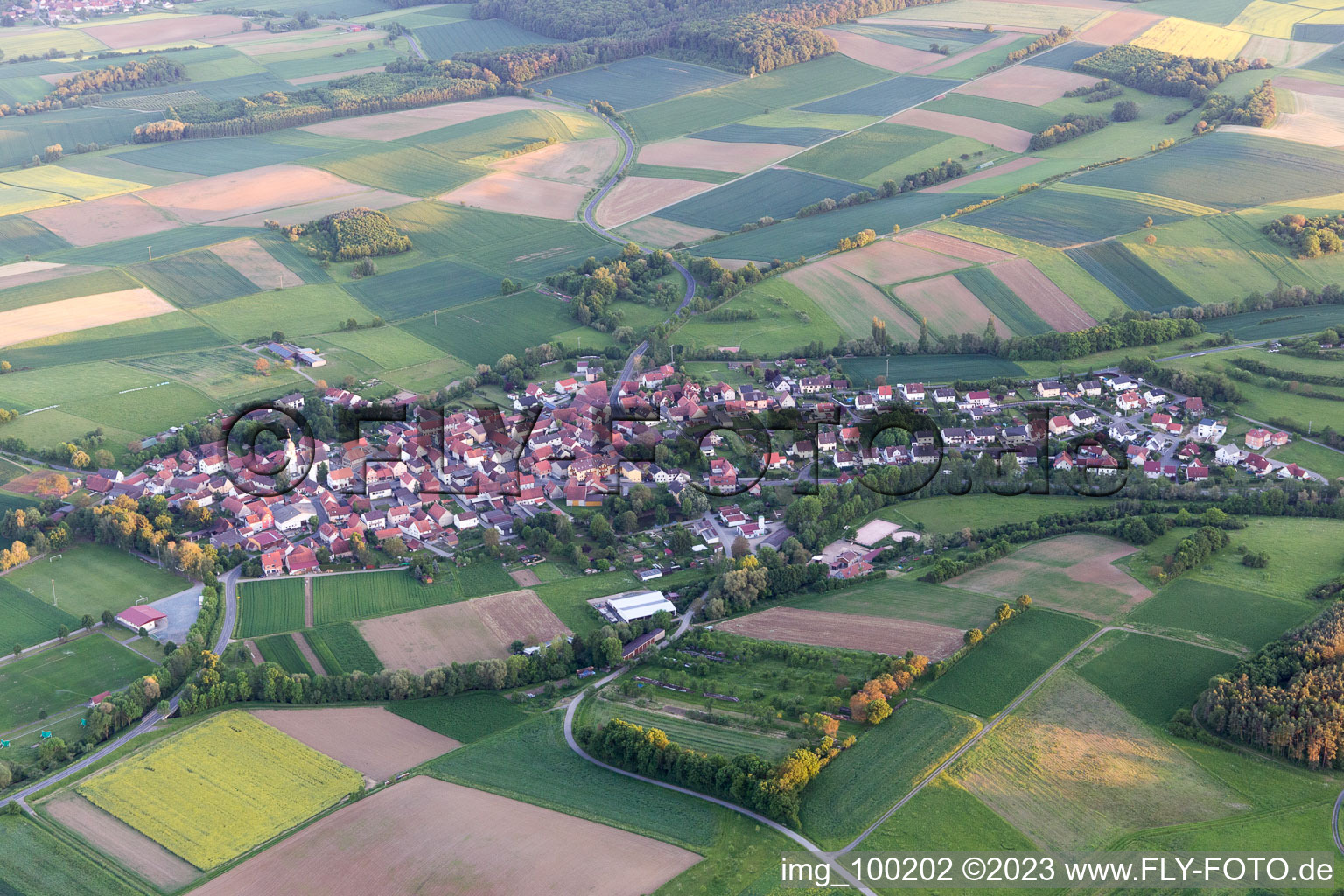 Dorf - Ansicht am Rande von landwirtschaftlichen Feldern und Nutzflächen im Ortsteil Mechenried in Riedbach im Bundesland Bayern, Deutschland