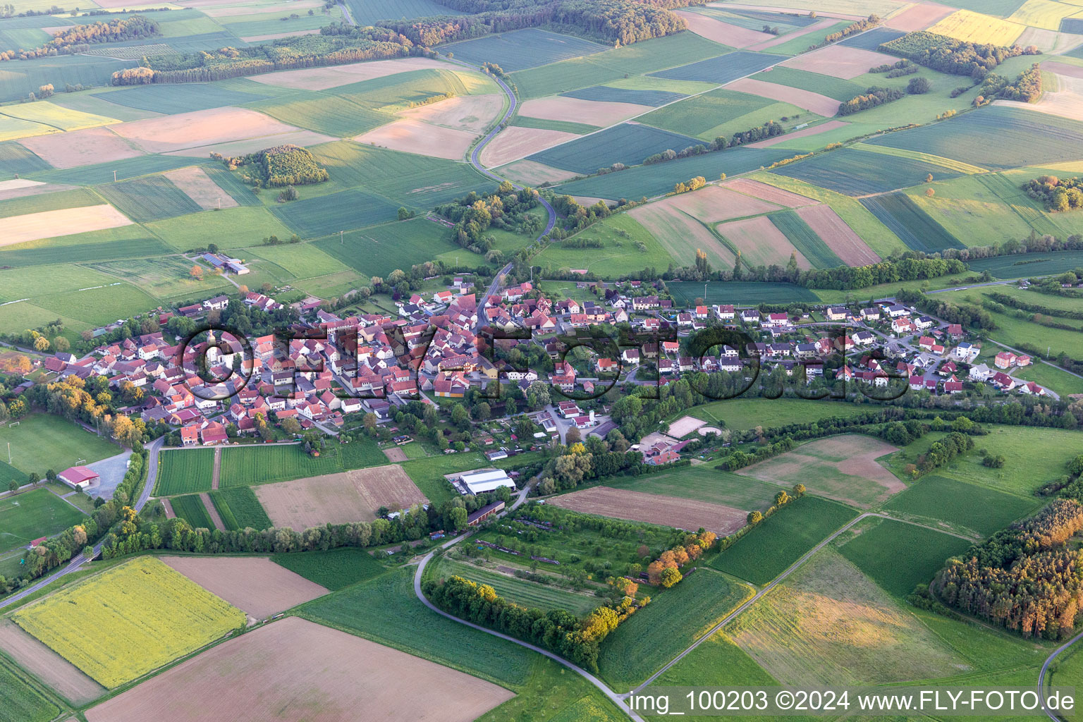 Luftbild von Dorf - Ansicht am Rande von landwirtschaftlichen Feldern und Nutzflächen im Ortsteil Mechenried in Riedbach im Bundesland Bayern, Deutschland