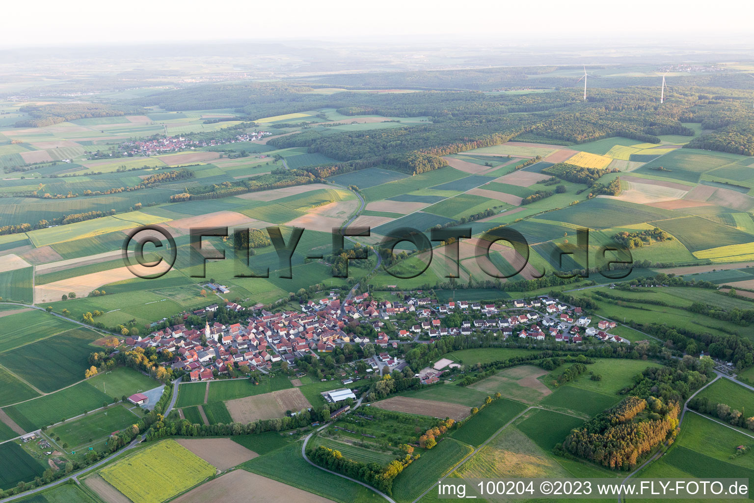 Luftaufnahme von Dorf - Ansicht am Rande von landwirtschaftlichen Feldern und Nutzflächen im Ortsteil Mechenried in Riedbach im Bundesland Bayern, Deutschland