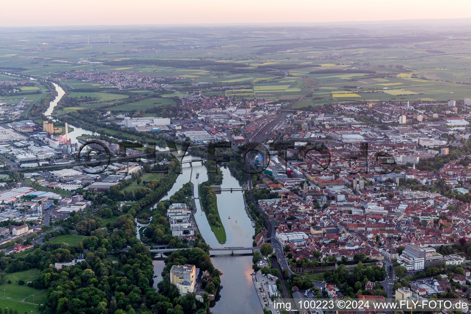 Schrägluftbild von Stadtansicht am Ufer des Flußverlaufes des Main in Schweinfurt im Bundesland Bayern, Deutschland