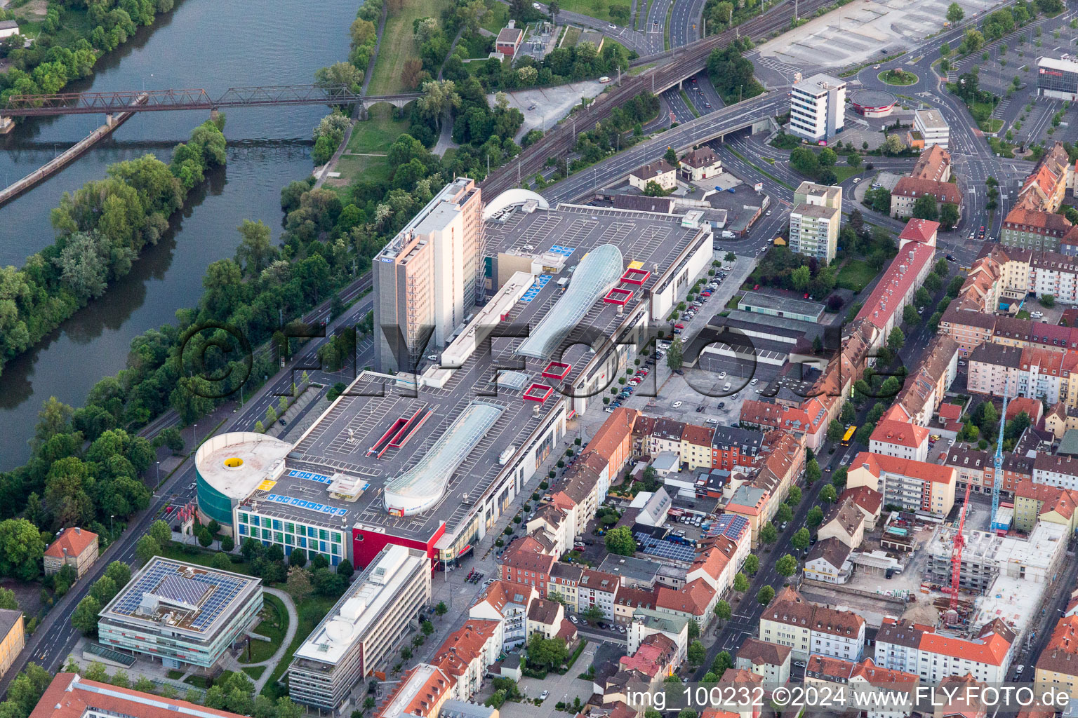 Gebäude des Einkaufszentrum Stadtgalerie Schweinfurt und SKF Hochhaus in Schweinfurt im Bundesland Bayern, Deutschland