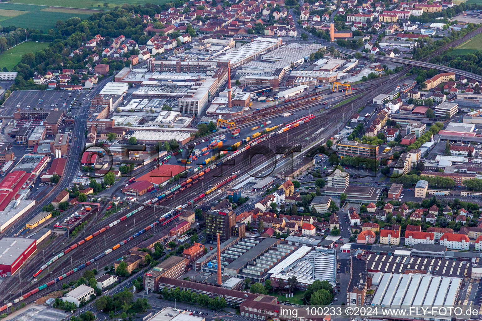 Technische Anlagen im Industriegebiet der ZF Friedrichshafen AG am Hauptbahnhof in Schweinfurt im Bundesland Bayern, Deutschland
