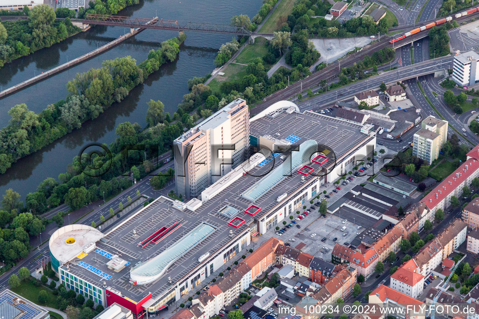 Luftbild von Gebäude des Einkaufszentrum Stadtgalerie Schweinfurt und SKF Hochhaus in Schweinfurt im Bundesland Bayern, Deutschland