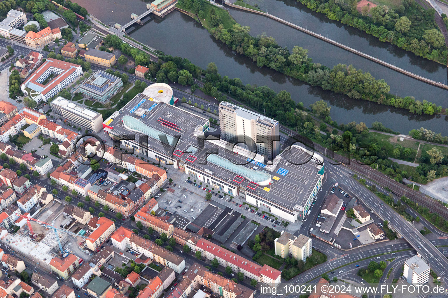 Luftaufnahme von Gebäude des Einkaufszentrum Stadtgalerie Schweinfurt und SKF Hochhaus in Schweinfurt im Bundesland Bayern, Deutschland