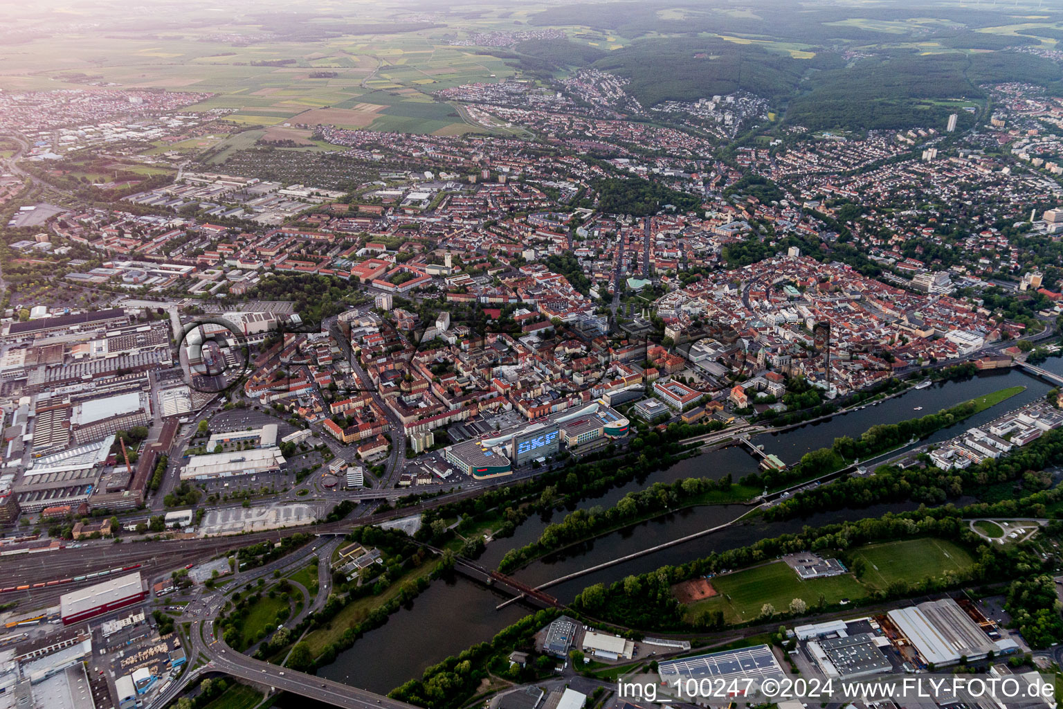 Stadtansicht mit Stadtgalerie Schweinfurt und SKF Hochhaus am Ufer des Flußverlaufes des Main in Schweinfurt im Bundesland Bayern, Deutschland