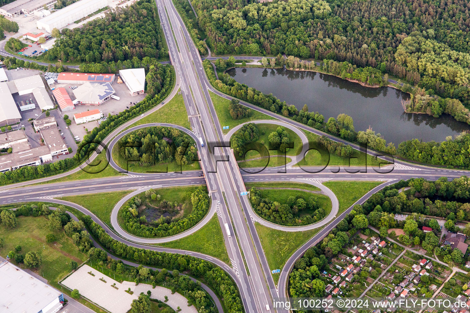 Verkehrsführung und Fahrbahnen der Straßenführung am Autobahnkreuz der BAB A7 Ausfahrt Zentrum in Schweinfurt im Bundesland Bayern, Deutschland