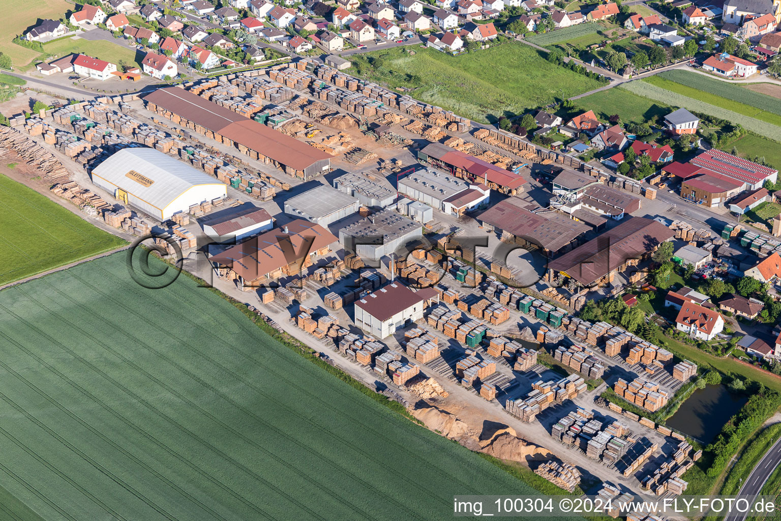 Gebäude und Produktionshallen auf dem Werksgelände Holzwerke Gleitsmann in Unterspiesheim in Kolitzheim im Bundesland Bayern, Deutschland