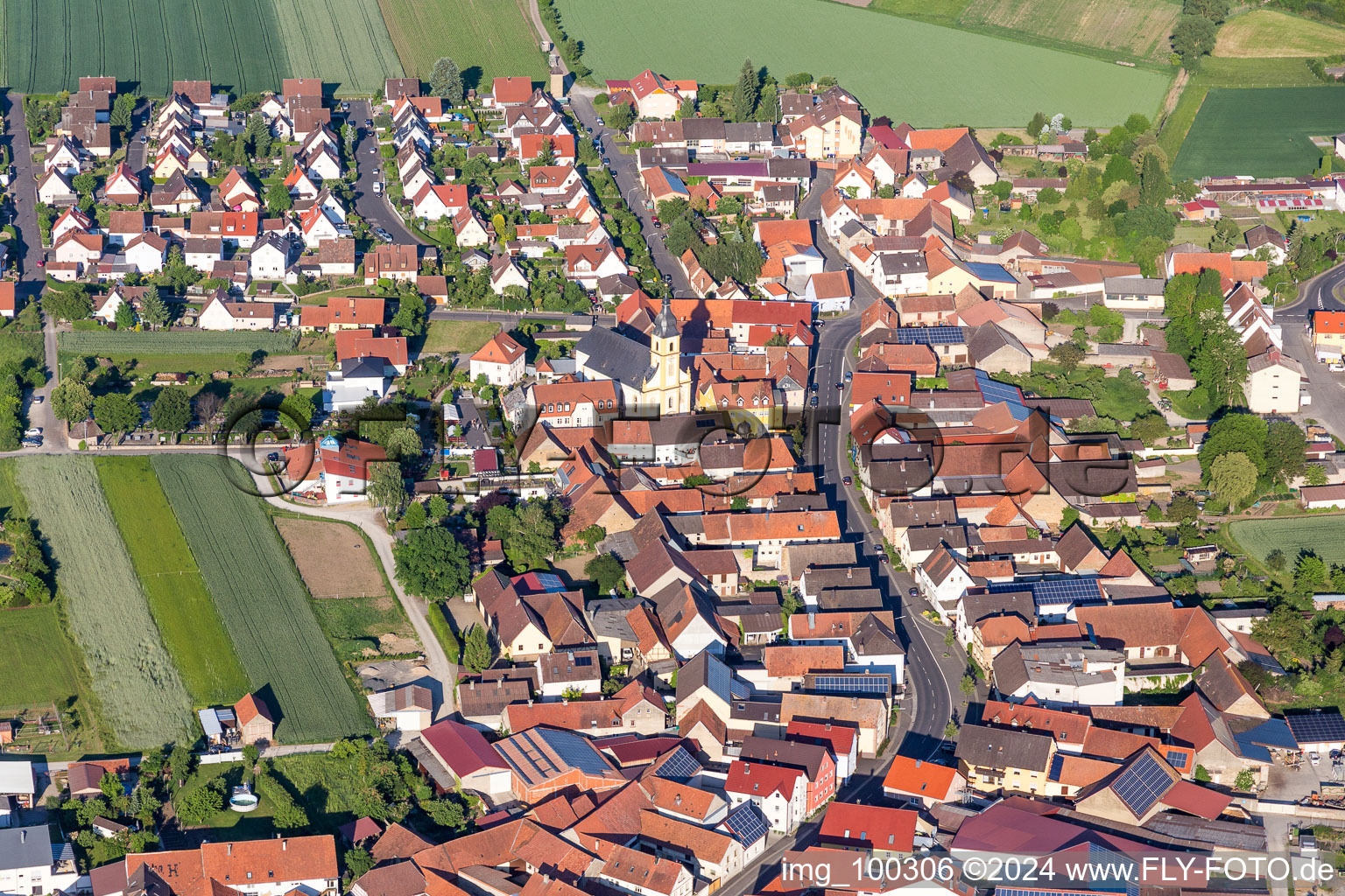 Luftbild von Ortsansicht der Straßen und Häuser der Wohngebiete in Unterspiesheim in Kolitzheim im Bundesland Bayern, Deutschland