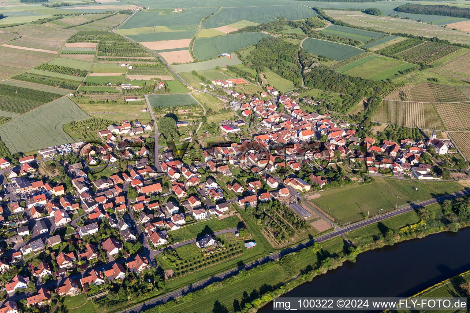 Dorfkern an den Fluß- Uferbereichen des Main in Stammheim im Bundesland Bayern, Deutschland