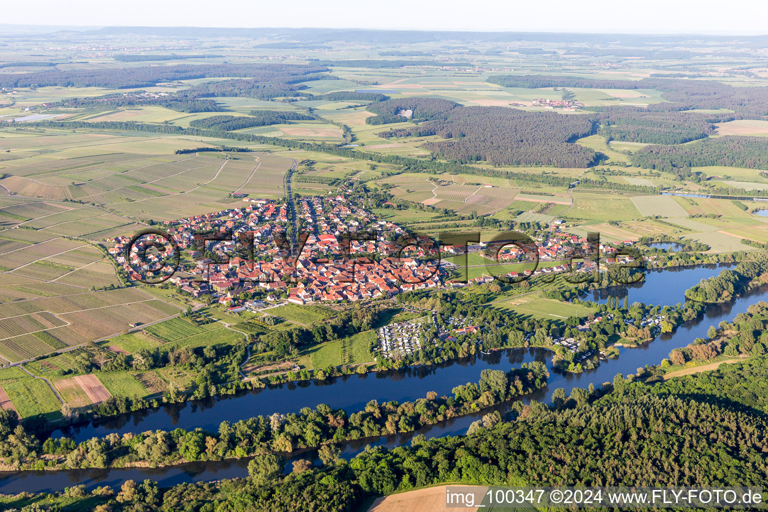 Luftaufnahme von Dorfkern an den Fluß- Uferbereichen der Main-Aue in Sommerach im Bundesland Bayern, Deutschland