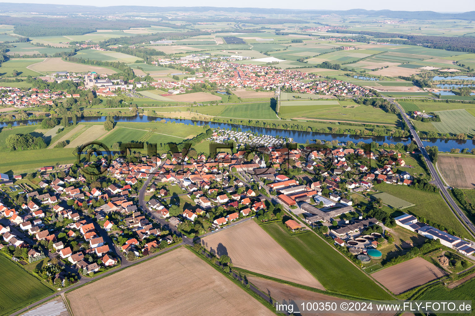 Dorfkern an den Fluß- Uferbereichen des Main in Schwarzenau im Bundesland Bayern, Deutschland