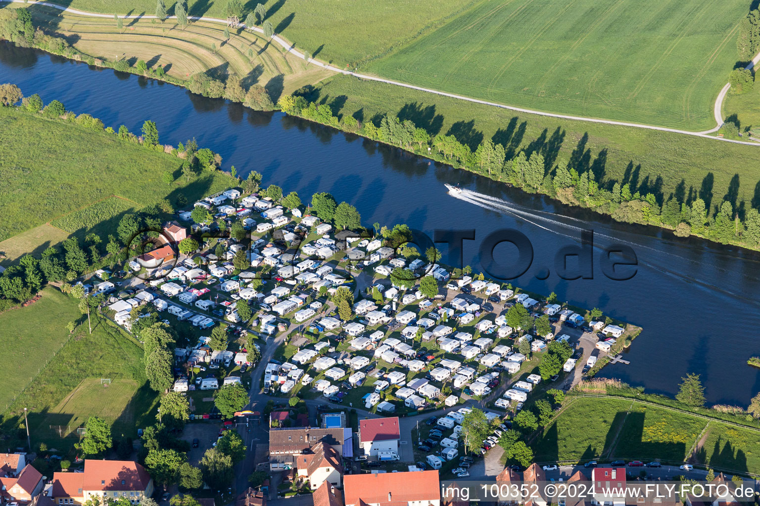 Wohnwagen und Zelte- Campingplatz - und Zeltplatz Mainblick am Ufer des Main in Schwarzenau im Bundesland Bayern, Deutschland