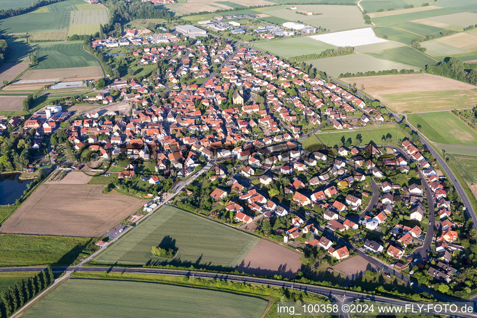 Ortsansicht der Straßen und Häuser der Wohngebiete im Ortsteil Stadtschwarzach in Schwarzach am Main im Bundesland Bayern, Deutschland