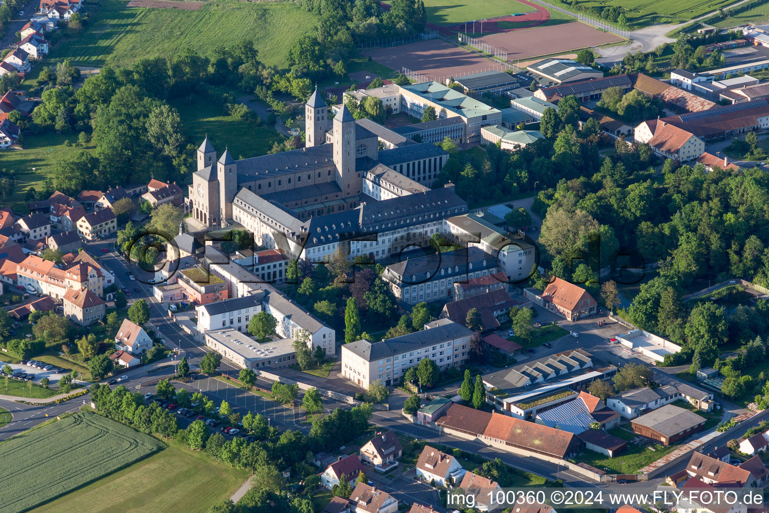 Luftbild von Gebäudekomplex des Klosters Abtei Münsterschwarzach in Schwarzach am Main im Bundesland Bayern, Deutschland