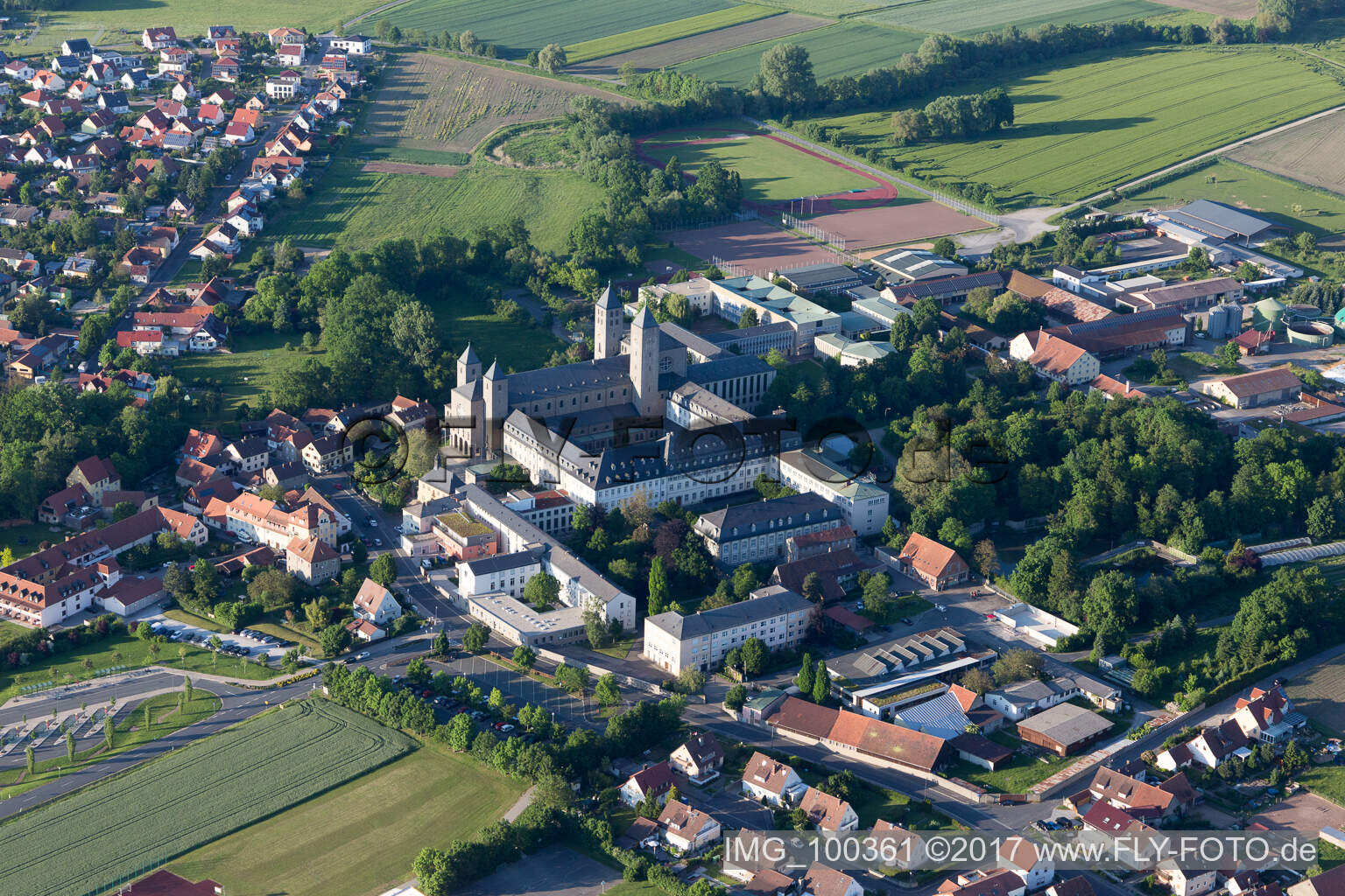 Luftaufnahme von Gebäudekomplex des Klosters Abtei Münsterschwarzach in Schwarzach am Main im Bundesland Bayern, Deutschland