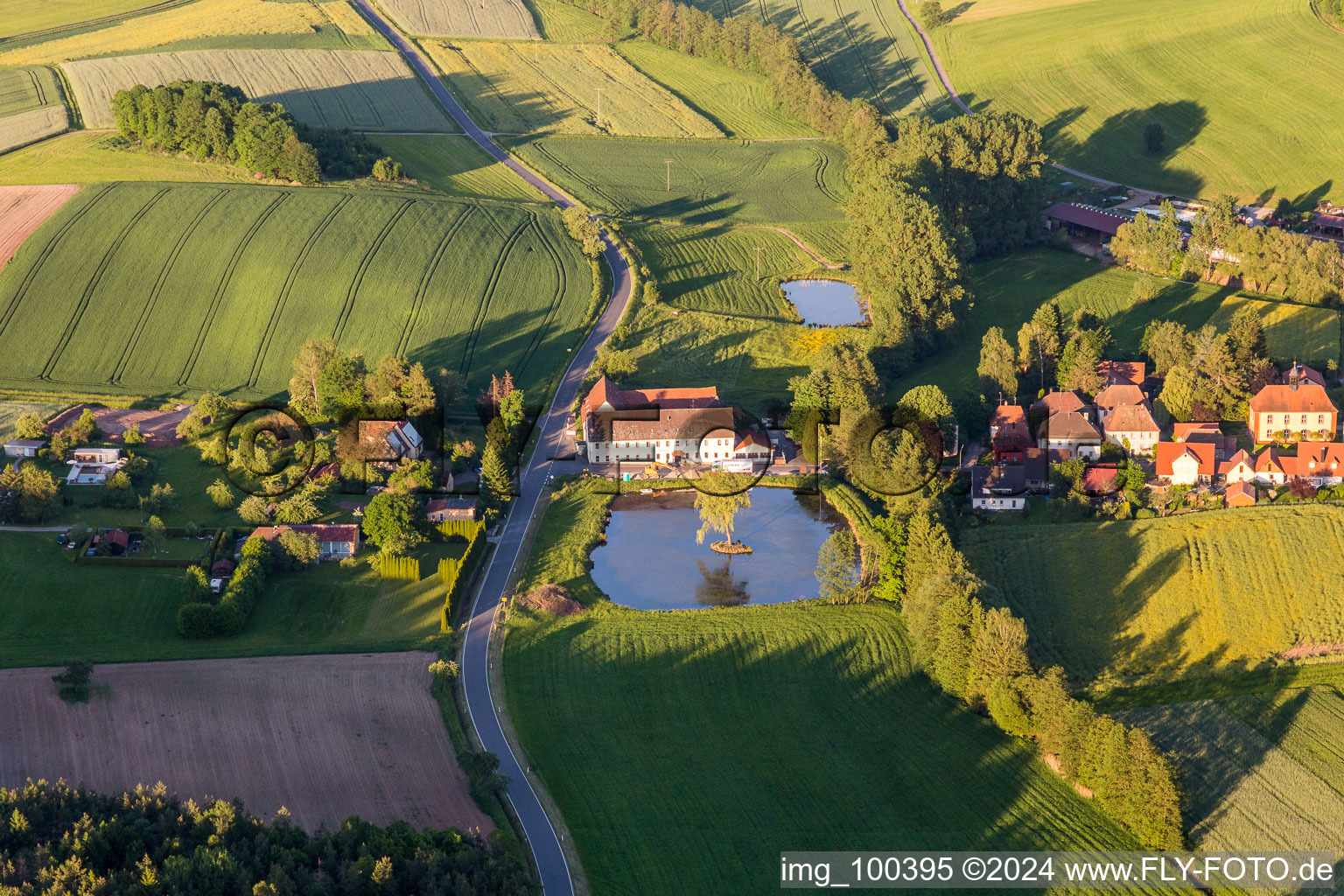 Gehöft am Ufer eines Teiches im Ortsteil Rehweiler in Geiselwind im Bundesland Bayern, Deutschland