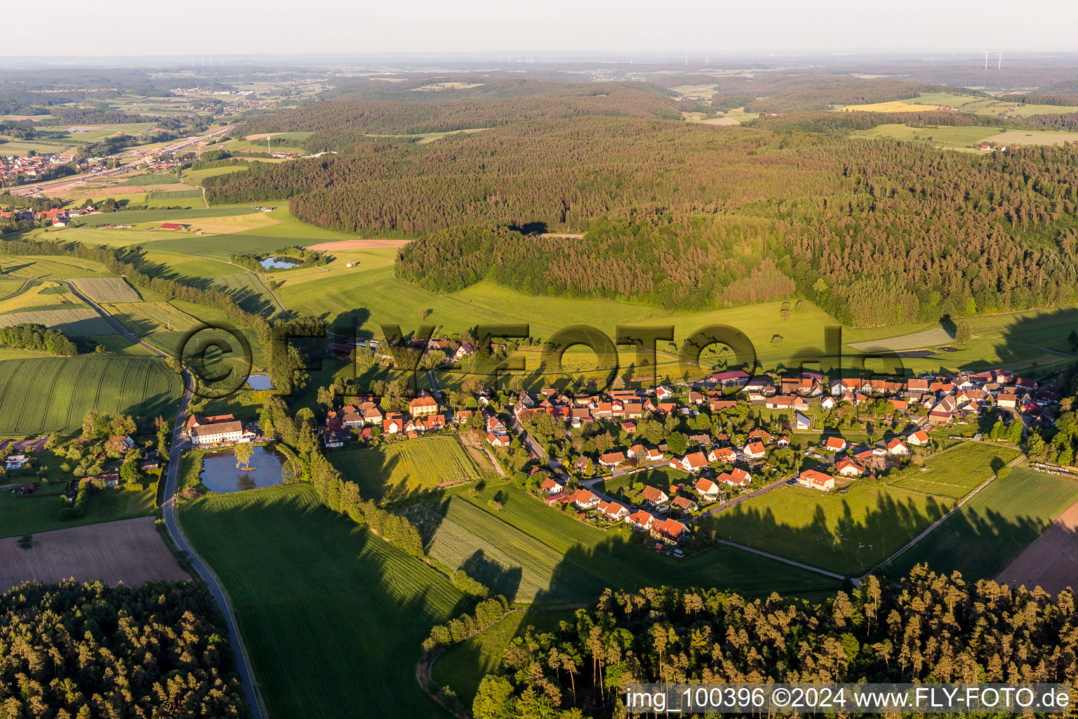 Dorf - Ansicht am Rande von landwirtschaftlichen Feldern und Nutzflächen im Ortsteil Rehweiler in Geiselwind im Bundesland Bayern, Deutschland