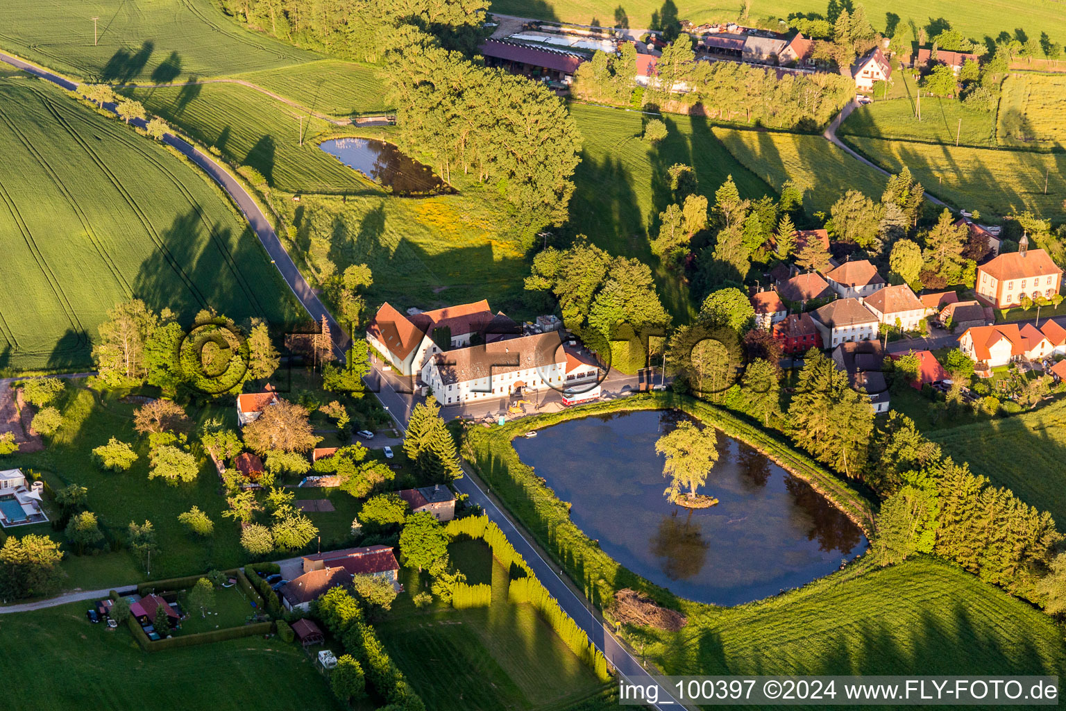 Luftbild von Gehöft am Ufer eines Teiches im Ortsteil Rehweiler in Geiselwind im Bundesland Bayern, Deutschland