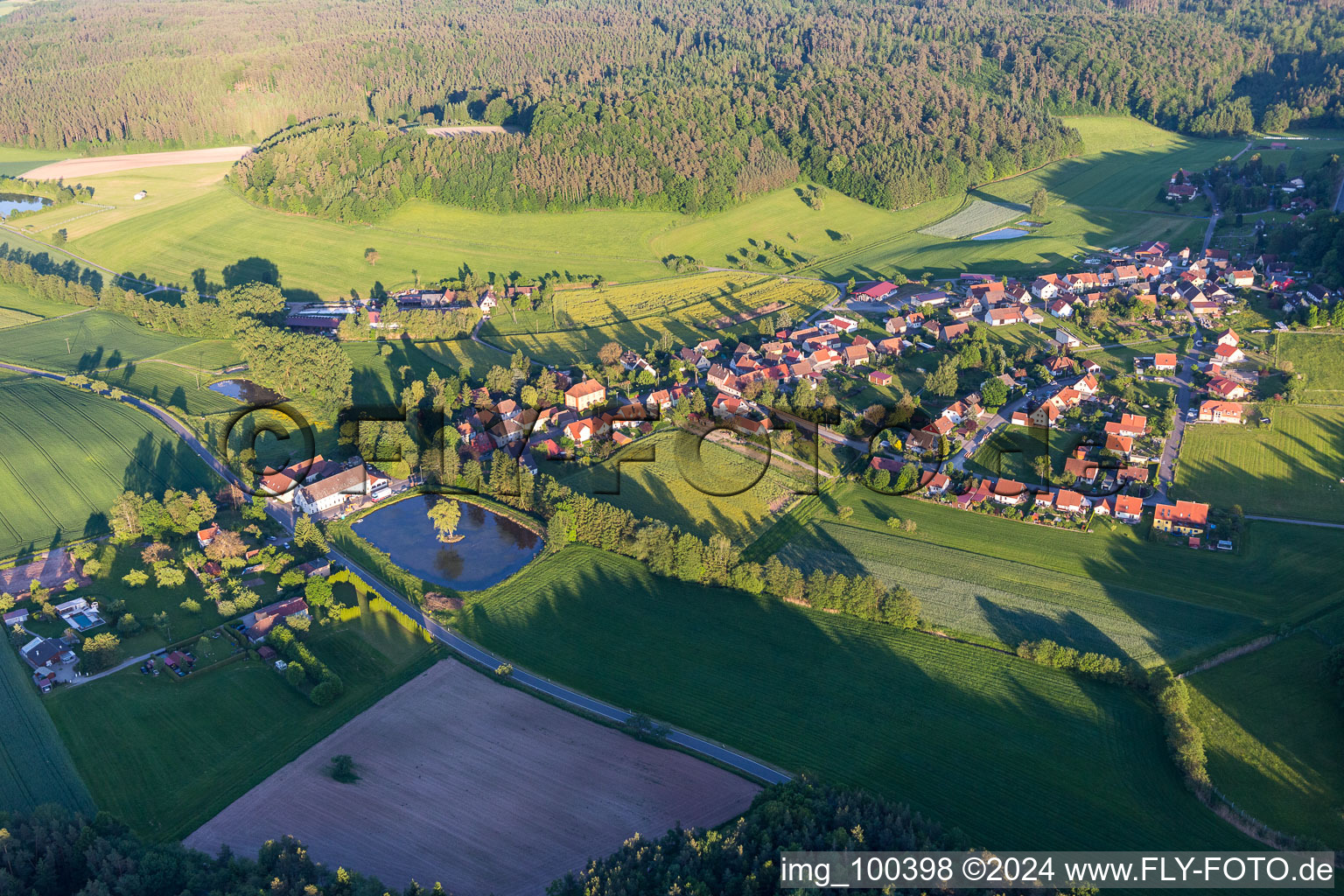 Weier mit Insel am Ortsrand im Ortsteil Rehweiler in Geiselwind im Bundesland Bayern, Deutschland