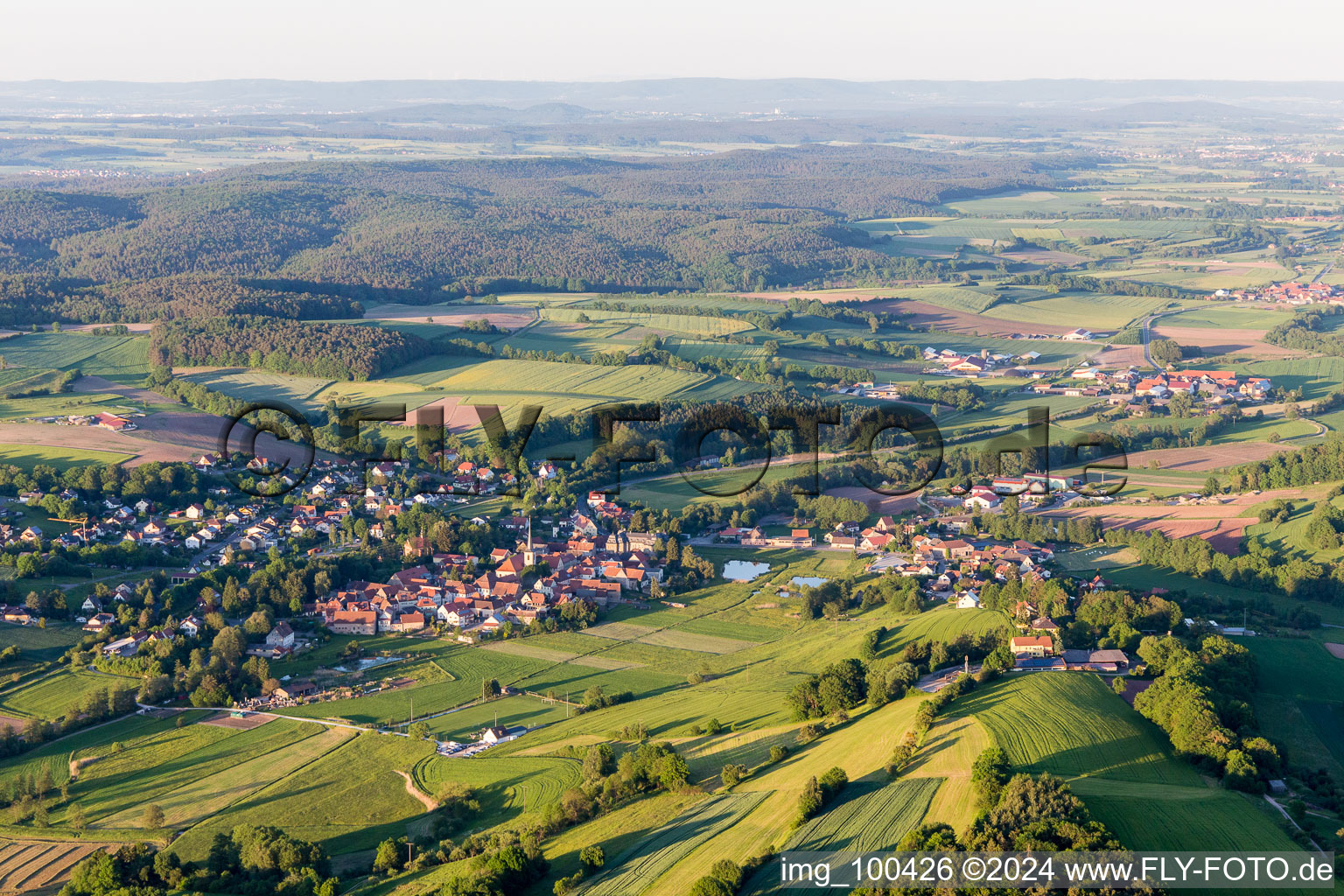 Dorf - Ansicht am Rande von landwirtschaftlichen Feldern und Nutzflächen in Untersteinach im Bundesland Bayern, Deutschland