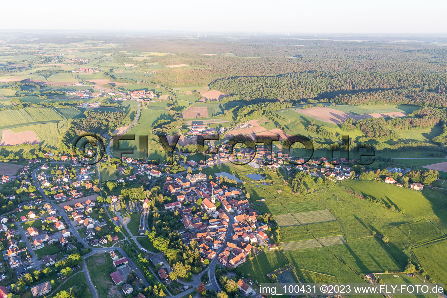 Luftbild von Burgwindheim im Bundesland Bayern, Deutschland