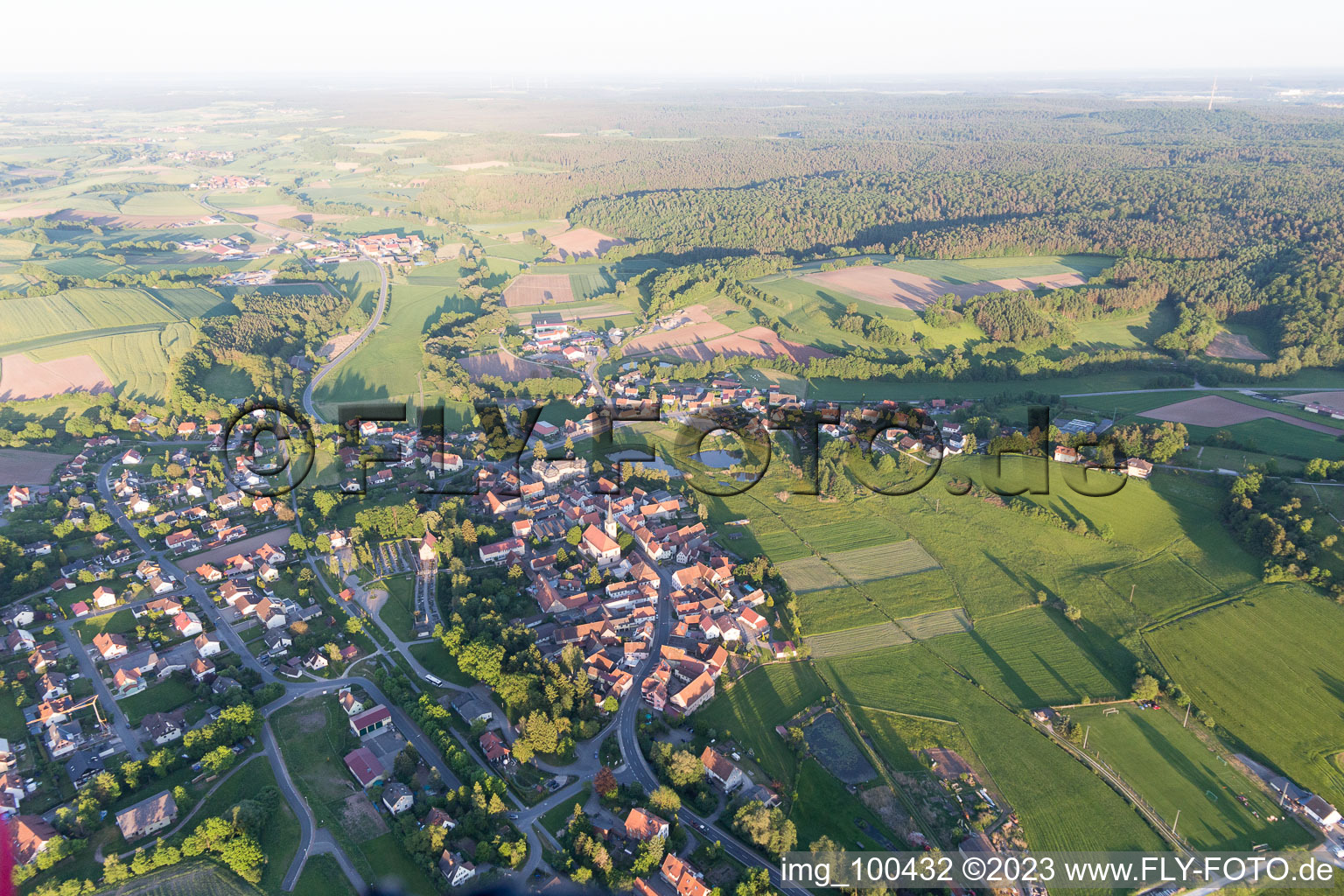 Luftaufnahme von Burgwindheim im Bundesland Bayern, Deutschland