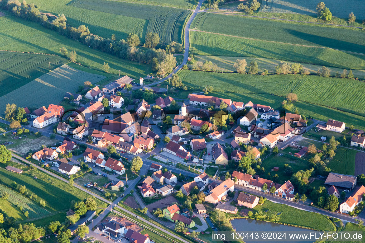Dorf - Ansicht am Rande von landwirtschaftlichen Feldern und Nutzflächen im Ortsteil Mönchherrnsdorf in Burgebrach im Bundesland Bayern, Deutschland