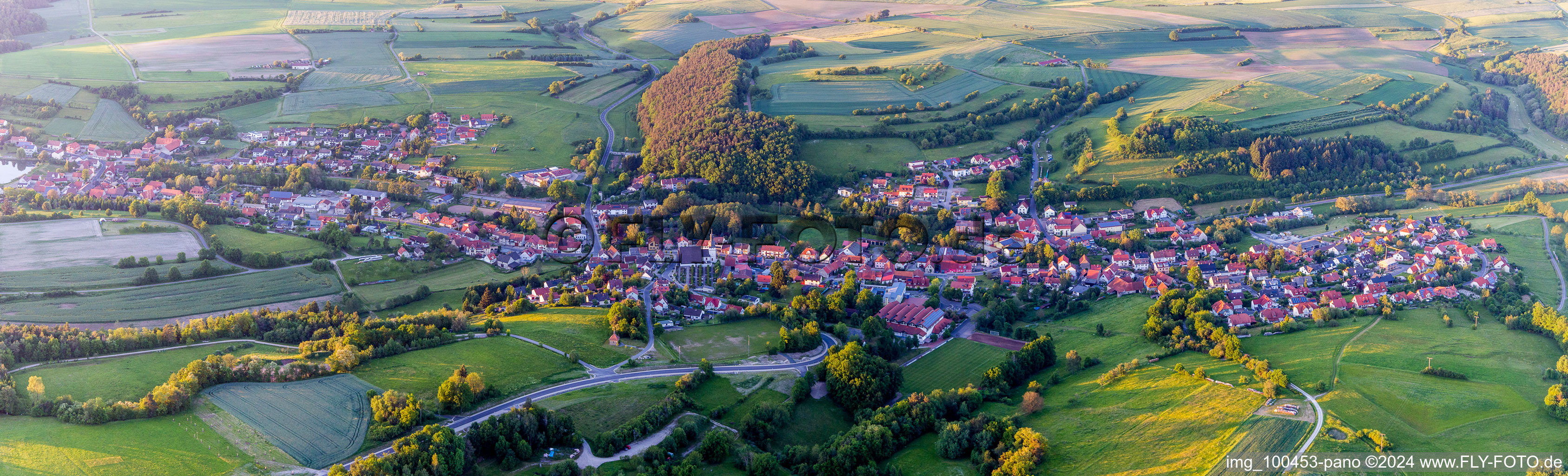 Panorama am Rande von landwirtschaftlichen Feldern und Nutzflächen in Trossenfurt im Bundesland Bayern, Deutschland