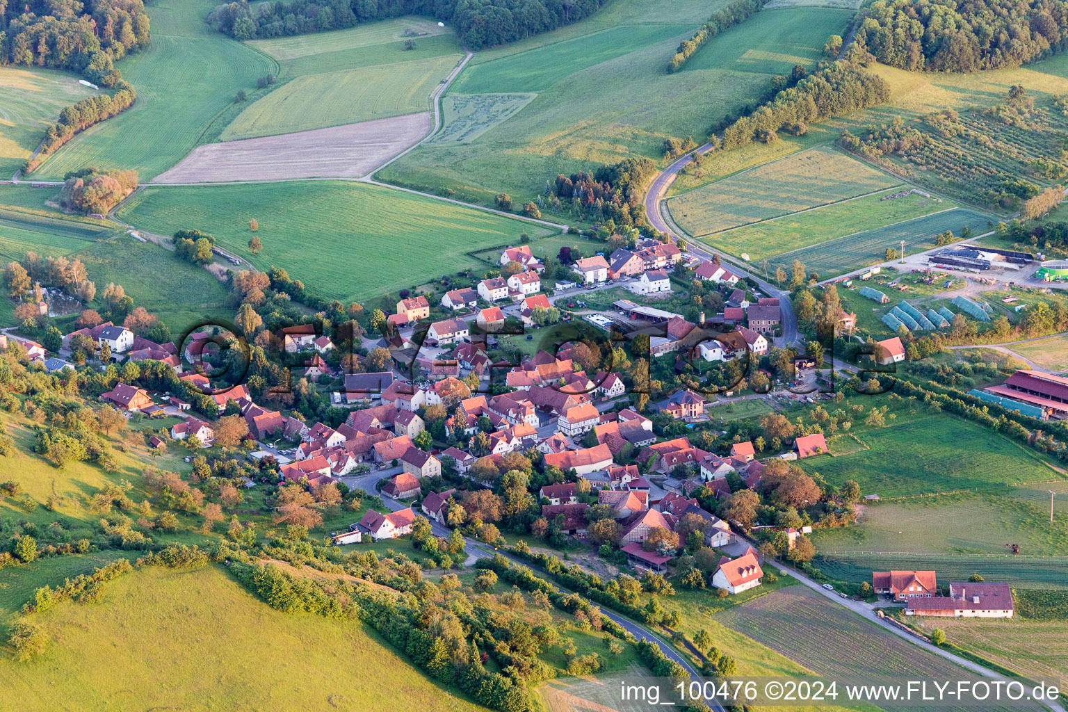 Dorf - Ansicht am Rande von landwirtschaftlichen Feldern und Nutzflächen in Eschenau im Bundesland Bayern, Deutschland