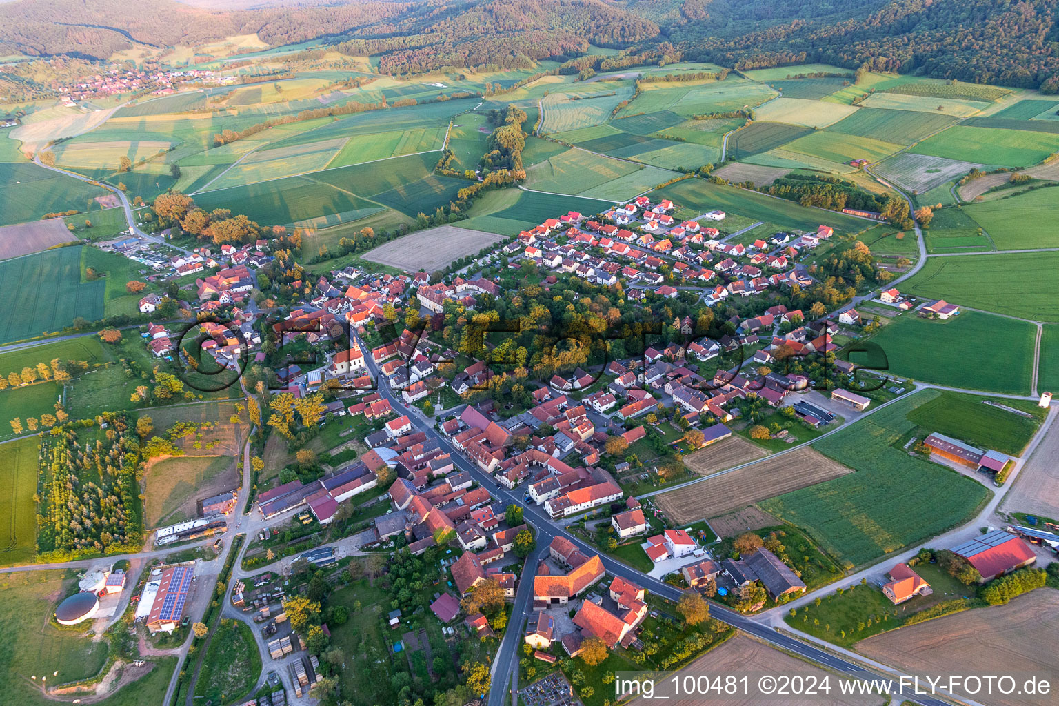 Luftbild von Ortsteil Oberschwappach in Knetzgau im Bundesland Bayern, Deutschland