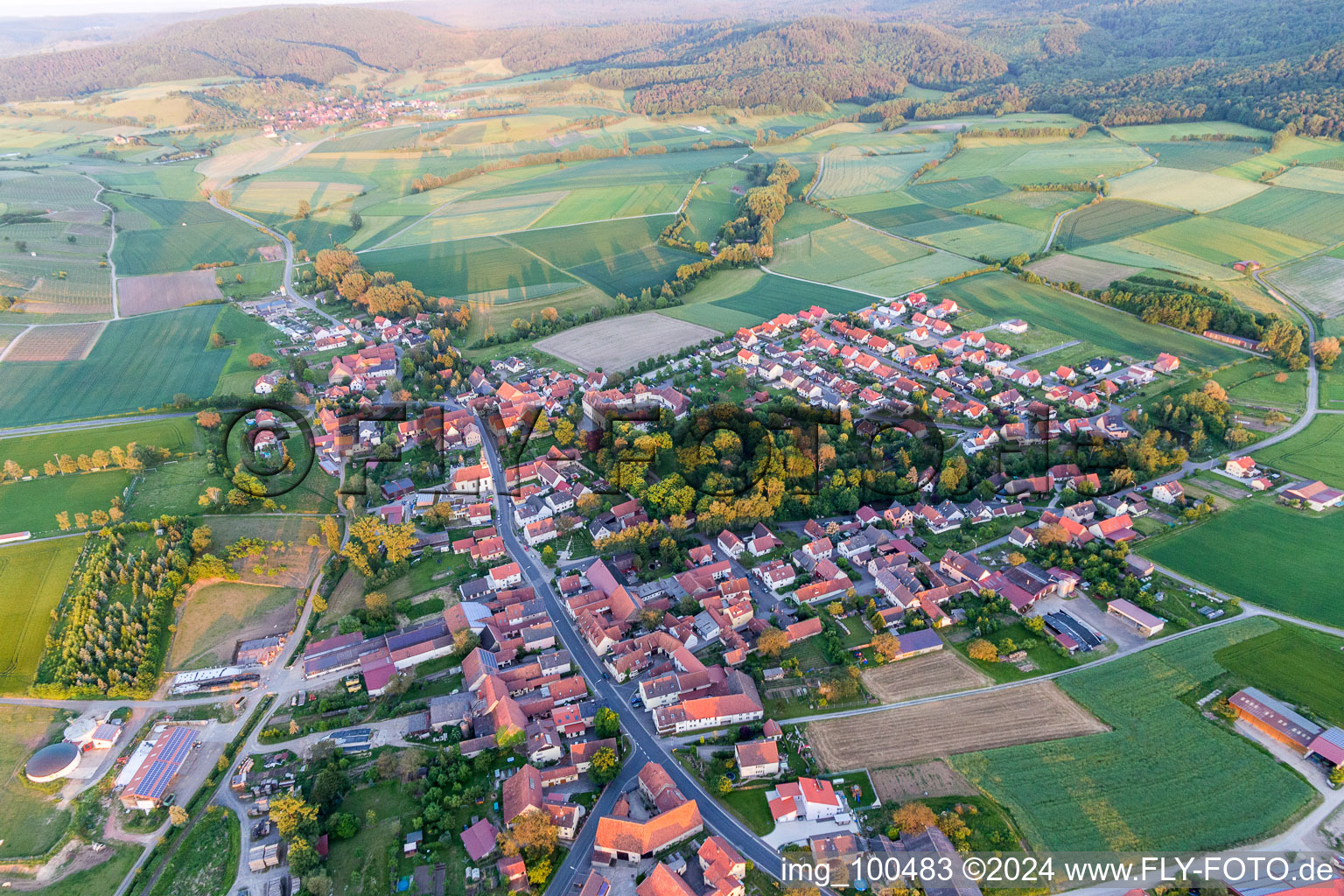 Schrägluftbild von Ortsteil Oberschwappach in Knetzgau im Bundesland Bayern, Deutschland