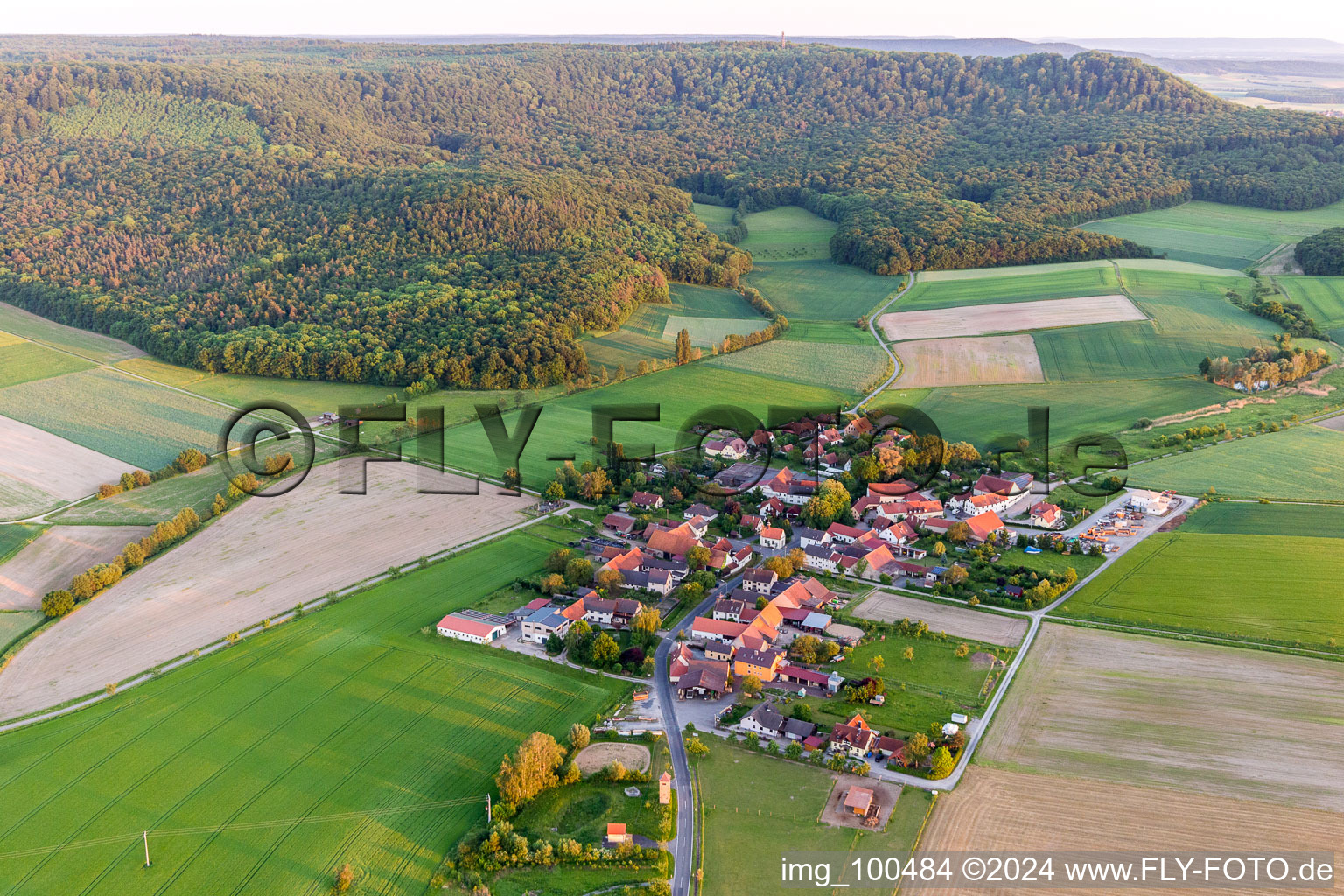 Dorf - Ansicht am Rande von landwirtschaftlichen Feldern und Nutzflächen in Wohnau im Bundesland Bayern, Deutschland