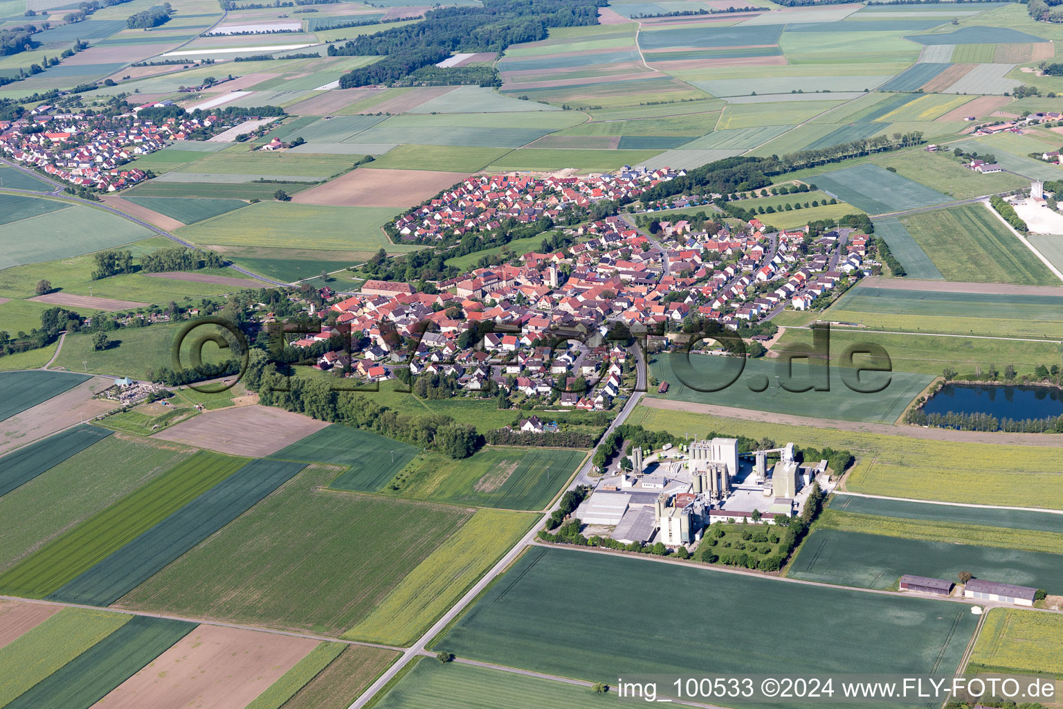 Luftbild von Dorf - Ansicht am Rande von landwirtschaftlichen Feldern und Nutzflächen in Sulzheim im Bundesland Bayern, Deutschland
