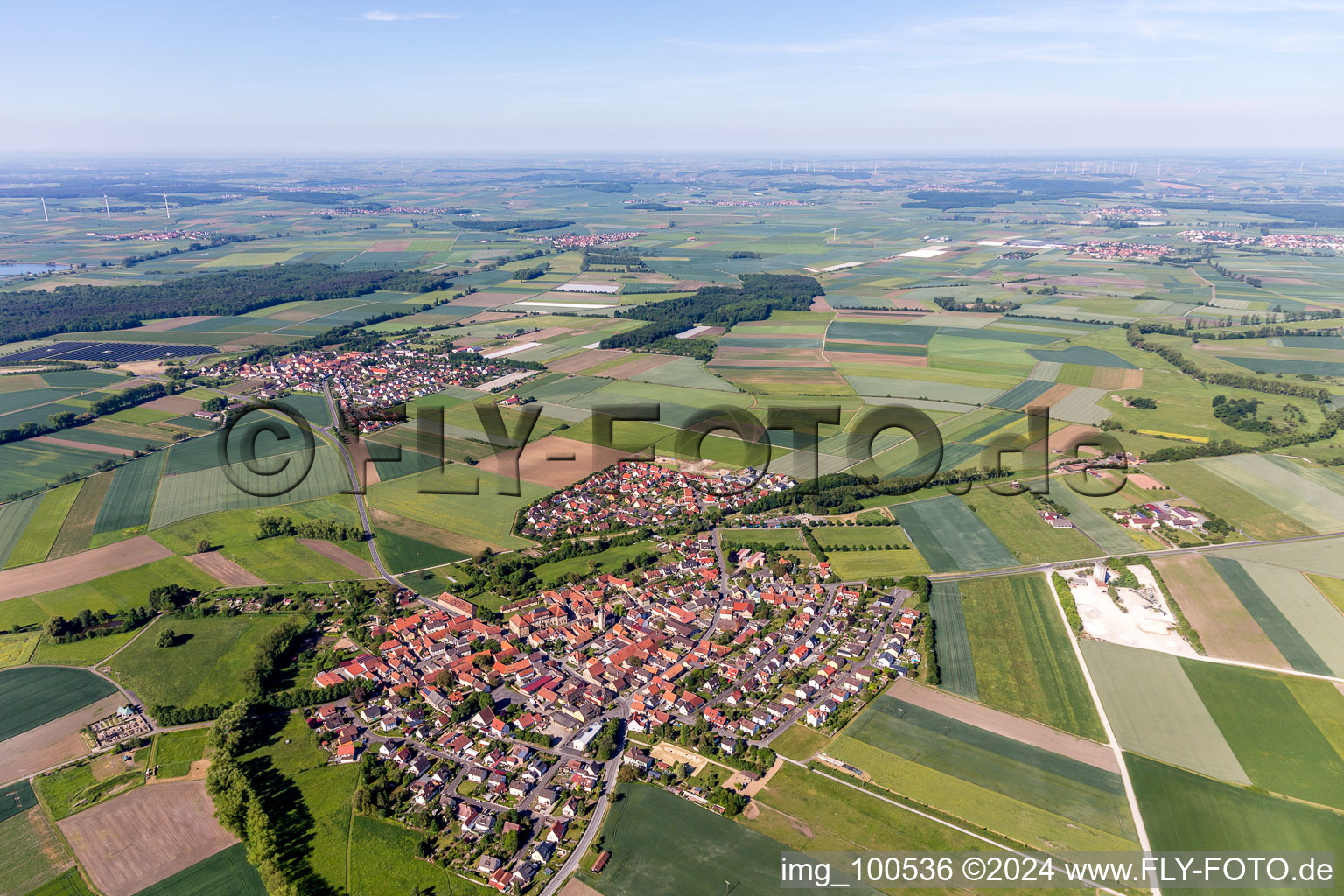 Luftaufnahme von Dorf - Ansicht am Rande von landwirtschaftlichen Feldern und Nutzflächen in Sulzheim im Bundesland Bayern, Deutschland