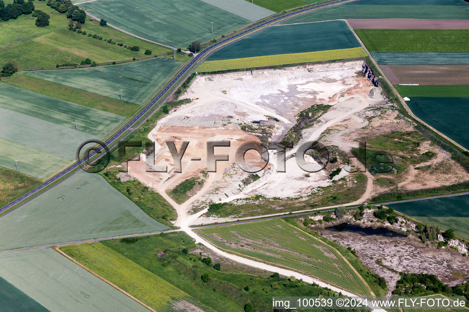 Luftaufnahme von Kies- Tagebau des Beton- und Baustoffmischwerks in Sulzheim im Bundesland Bayern, Deutschland