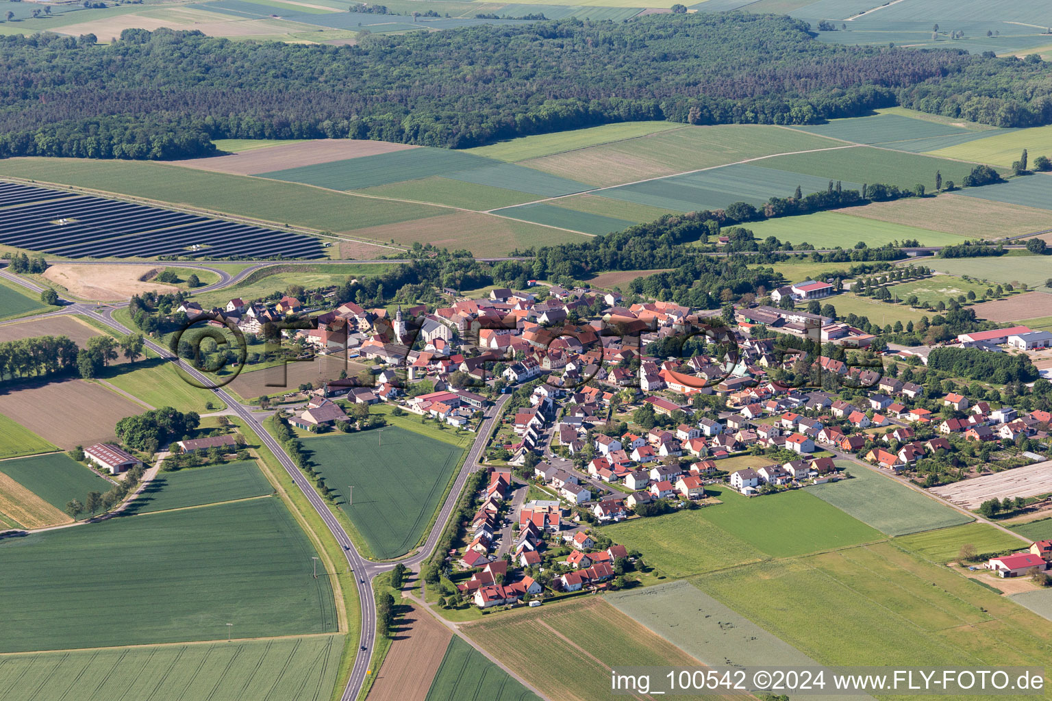 Dorf - Ansicht am Rande von landwirtschaftlichen Feldern und Nutzflächen in Alitzheim im Bundesland Bayern, Deutschland