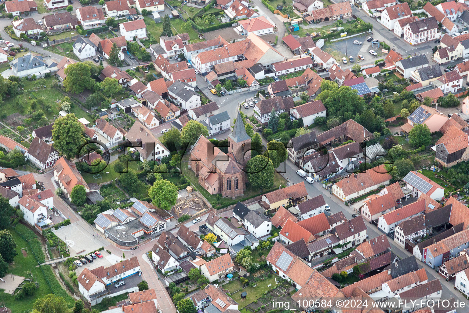 Kirchengebäude im Dorfkern in Rohrbach im Bundesland Rheinland-Pfalz, Deutschland