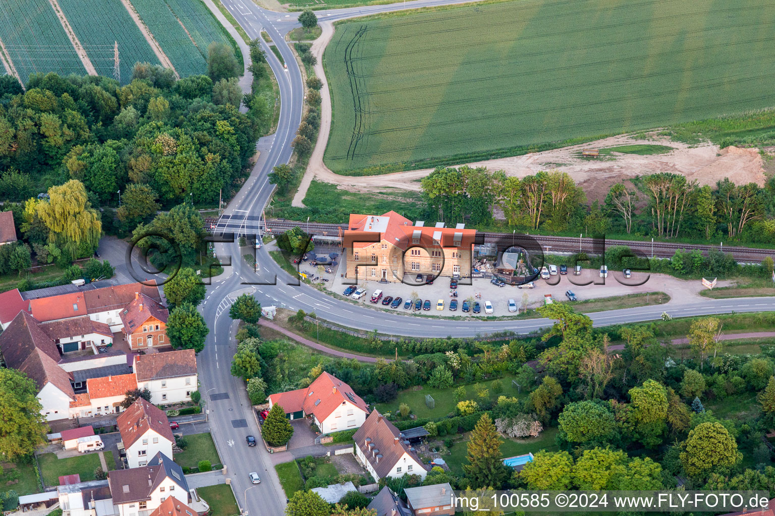 Gleisverlauf und Bahnhofsgebäude der Deutschen Bahn Rohrbach(Pfalz) in Rohrbach im Bundesland Rheinland-Pfalz, Deutschland