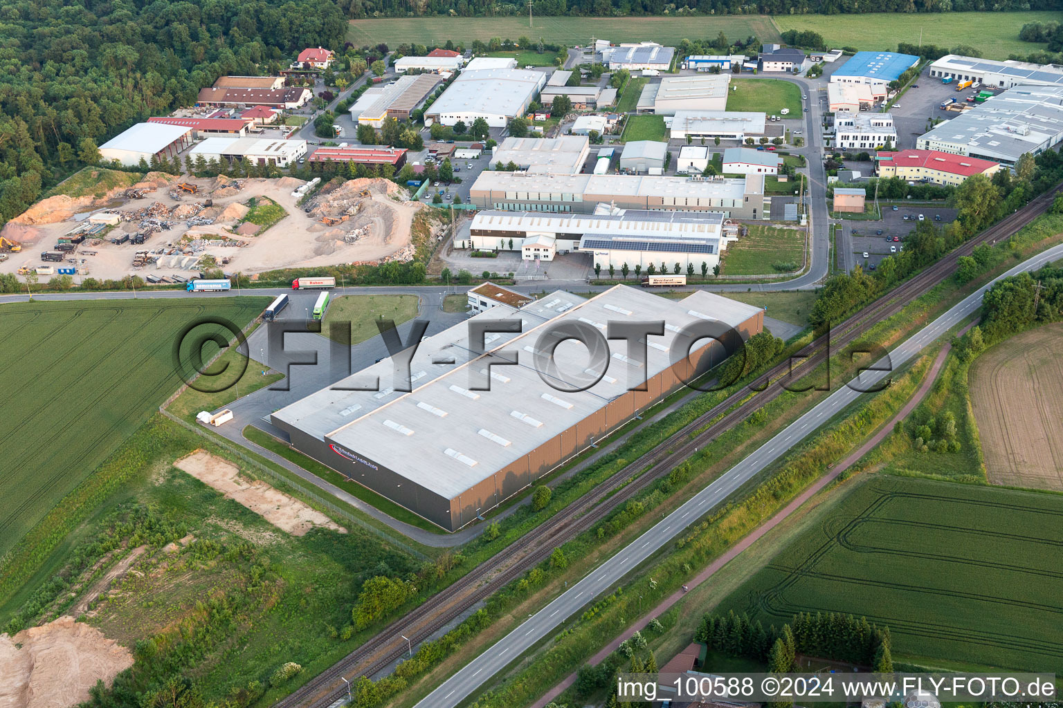 Lagerhallen und Speditionsgebäude der Eichenlaub Logistik GmbH in Rohrbach im Bundesland Rheinland-Pfalz, Deutschland