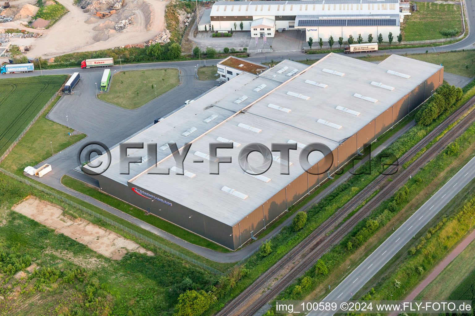 Luftbild von Lagerhallen und Speditionsgebäude der Eichenlaub Logistik GmbH in Rohrbach im Bundesland Rheinland-Pfalz, Deutschland