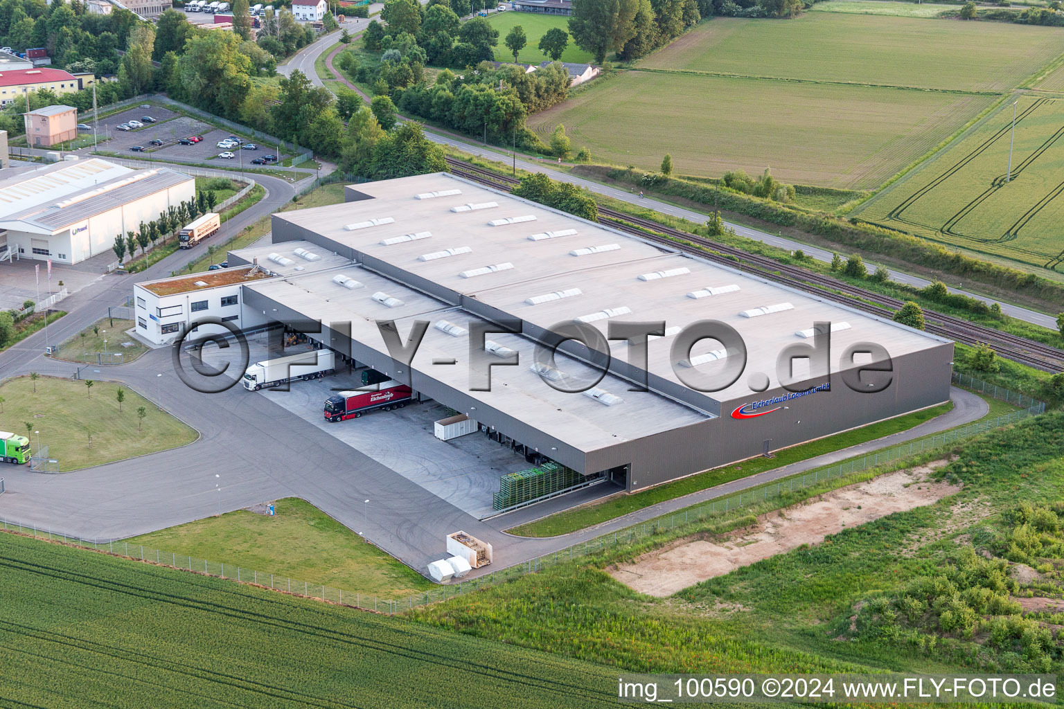Luftaufnahme von Lagerhallen und Speditionsgebäude der Eichenlaub Logistik GmbH in Rohrbach im Bundesland Rheinland-Pfalz, Deutschland