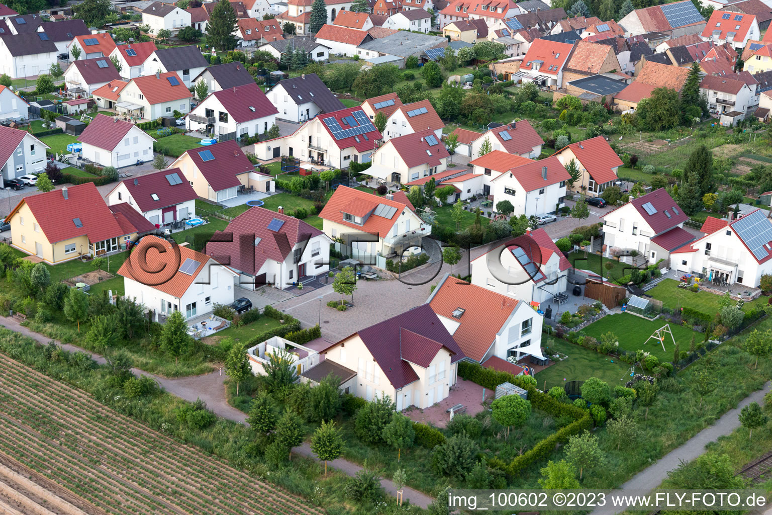 Ortsteil Mörlheim in Landau in der Pfalz im Bundesland Rheinland-Pfalz, Deutschland aus der Luft betrachtet