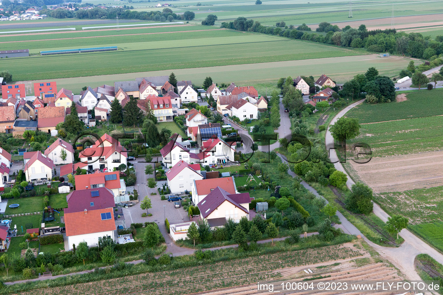 Drohnenaufname von Ortsteil Mörlheim in Landau in der Pfalz im Bundesland Rheinland-Pfalz, Deutschland