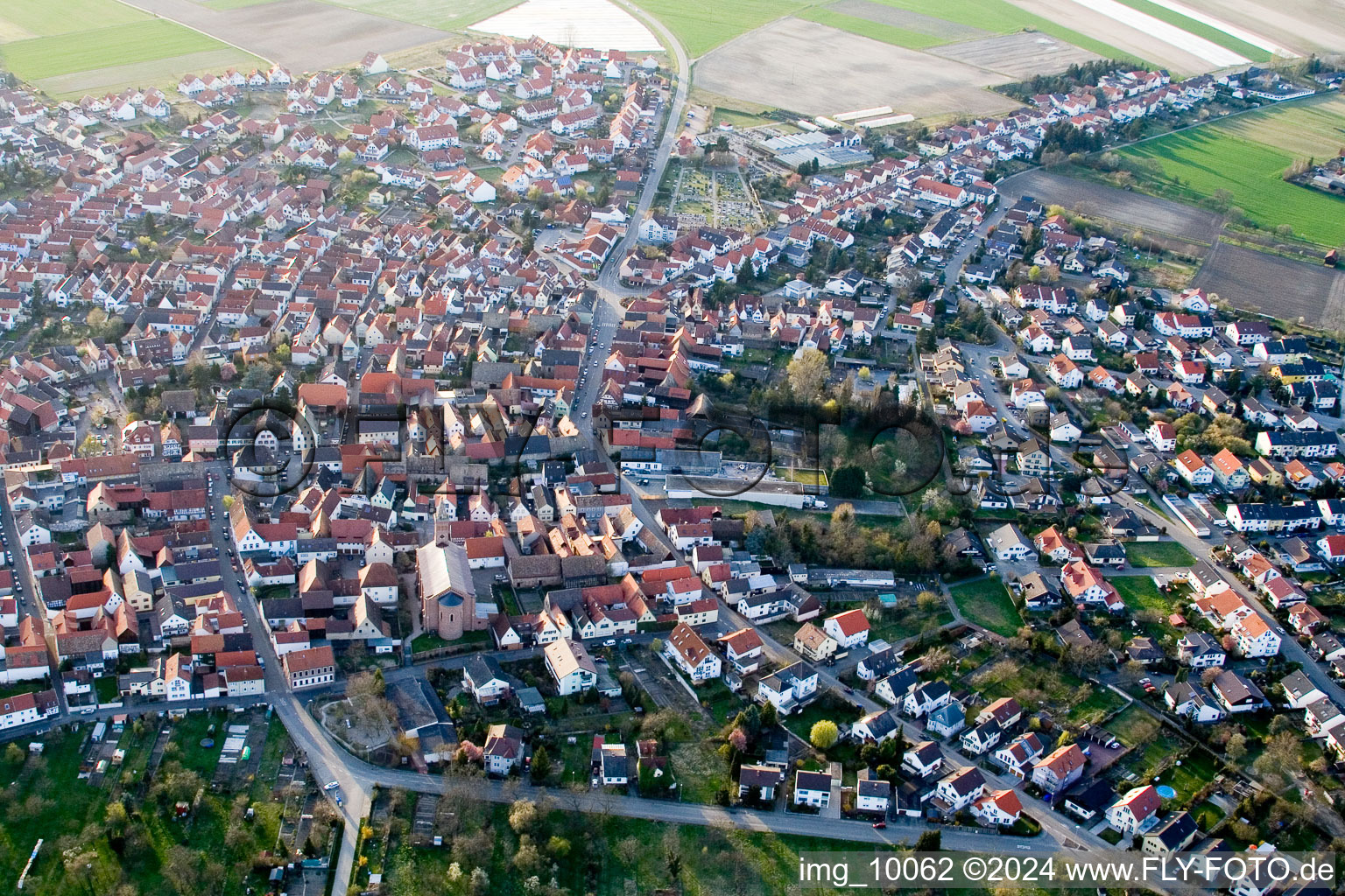 Ortsansicht der Straßen und Häuser der Wohngebiete in Waldsee im Bundesland Rheinland-Pfalz, Deutschland von oben