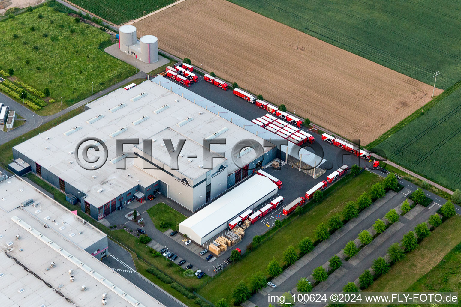 Lagerhallen und Speditionsgebäude der Tricor Packaging & Logistics AG in Offenbach an der Queich im Bundesland Rheinland-Pfalz, Deutschland