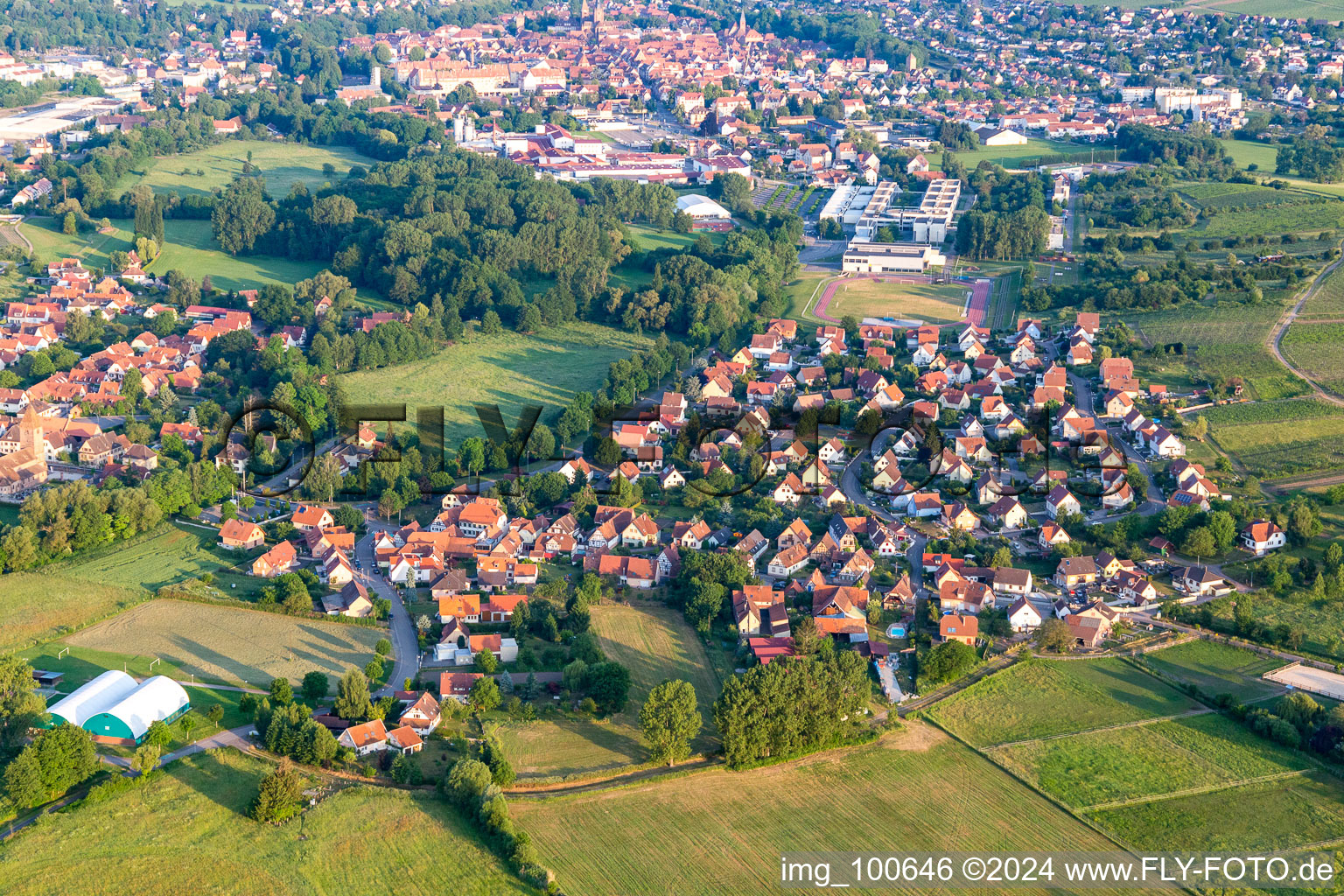 Drohnenbild von Ortsteil Altenstadt in Wissembourg im Bundesland Bas-Rhin, Frankreich