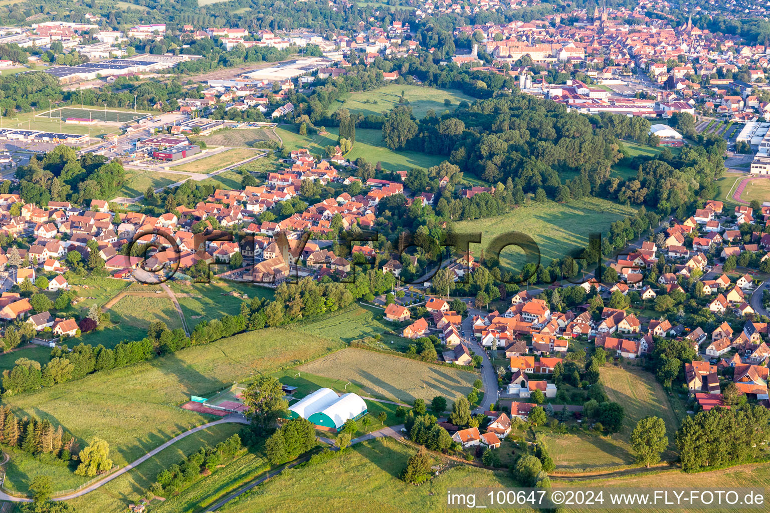 Ortsteil Altenstadt in Wissembourg im Bundesland Bas-Rhin, Frankreich aus der Drohnenperspektive