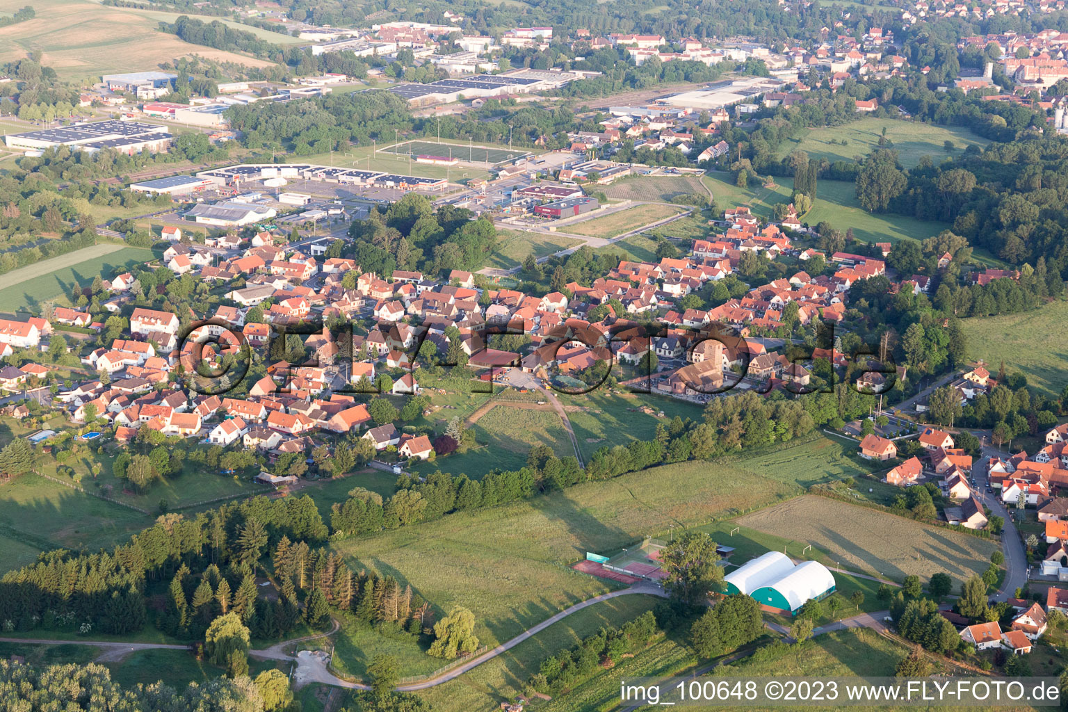 Drohnenbild von Altenstadt im Bundesland Bas-Rhin, Frankreich
