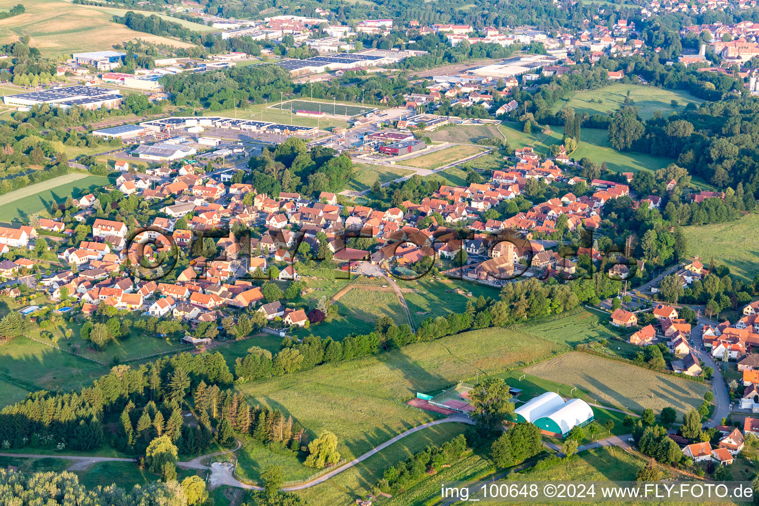 Drohnenbild von Altenstadt im Bundesland Bas-Rhin, Frankreich