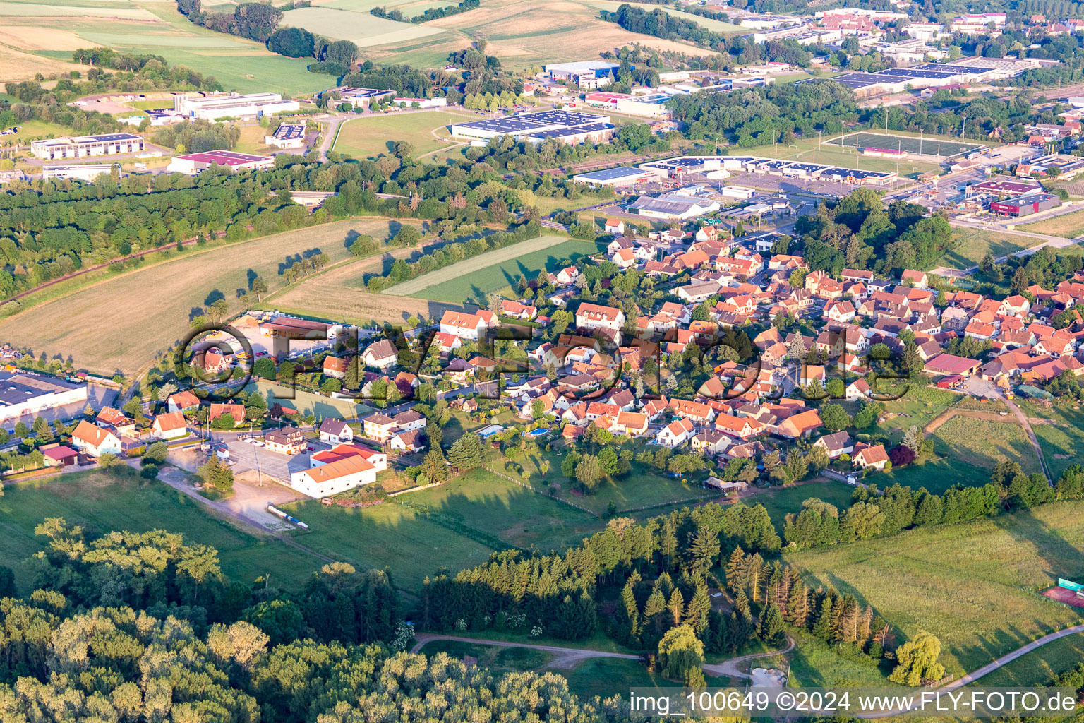 Altenstadt im Bundesland Bas-Rhin, Frankreich aus der Drohnenperspektive